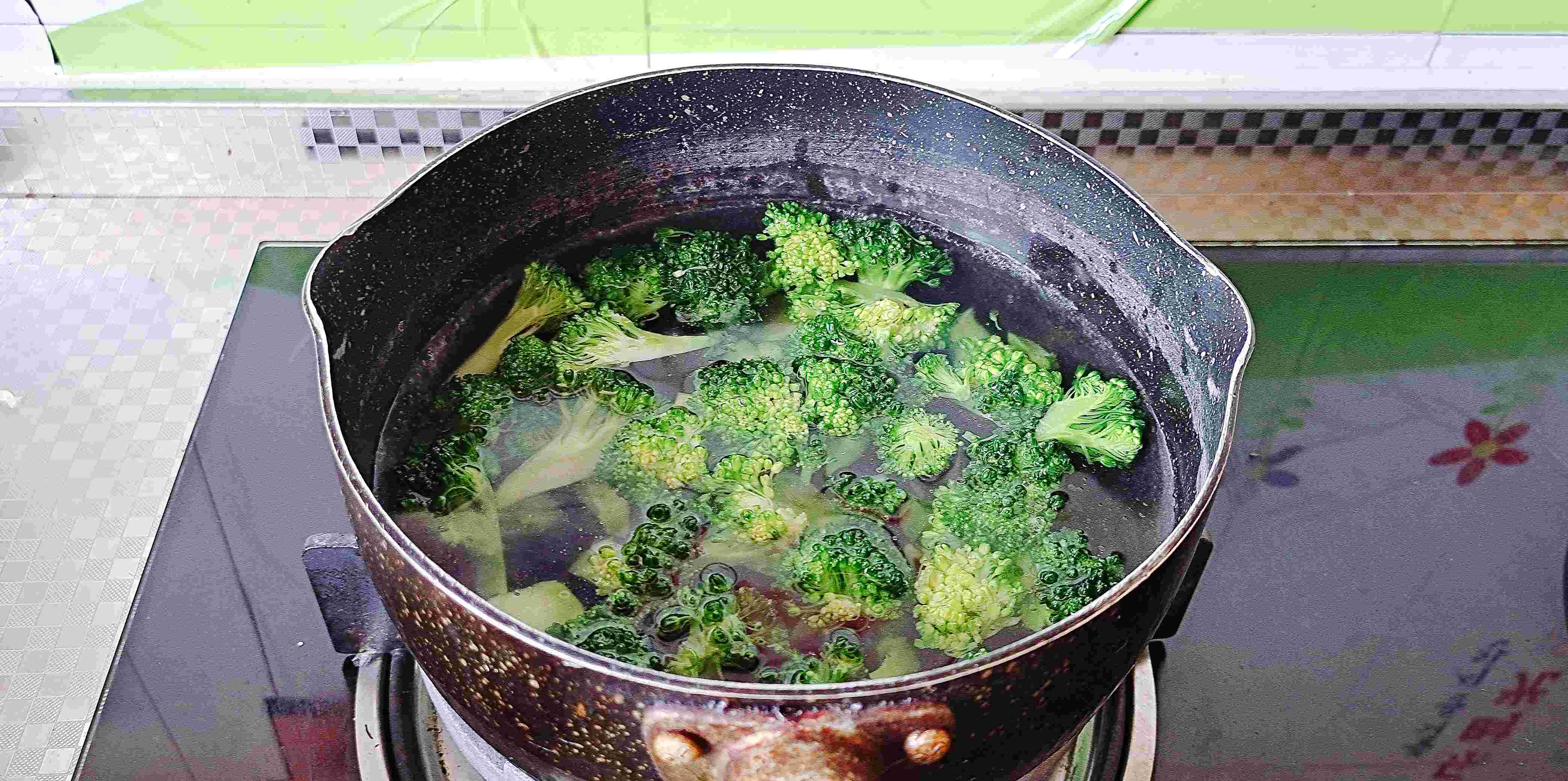 年夜餐桌一道爽口小拌菜…澆汁變蛋西藍(lán)花的做法-咸鮮味拌菜譜