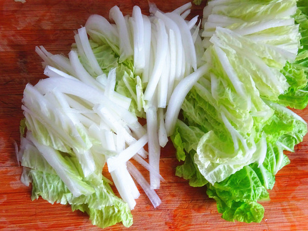 羊骨肉燉白菜的做法-咸鮮味燉菜譜-易網(wǎng)健康養(yǎng)生網(wǎng) 羊骨肉燉白菜的做法-咸鮮味燉菜譜