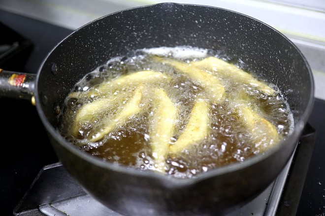 油炸沙丁魚的做法-咸鮮味炸菜譜