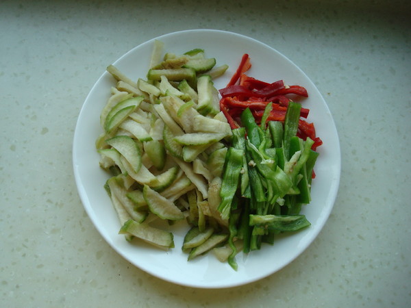 蘿卜干炒肉皮的做法-家常味炒菜譜-易網健康養生網 蘿卜干炒肉皮的做法-家常味炒菜譜