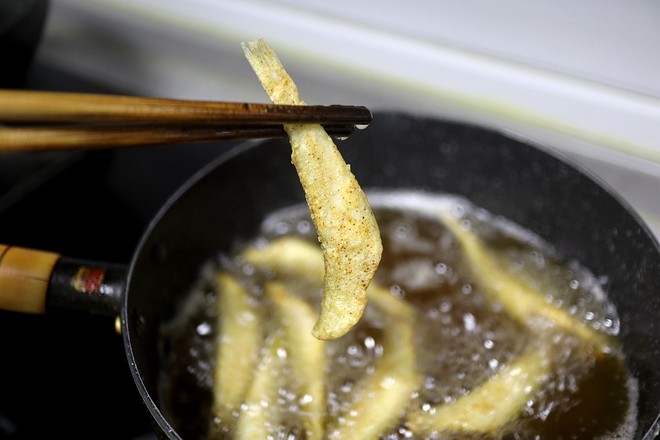 油炸沙丁魚的做法-咸鮮味炸菜譜