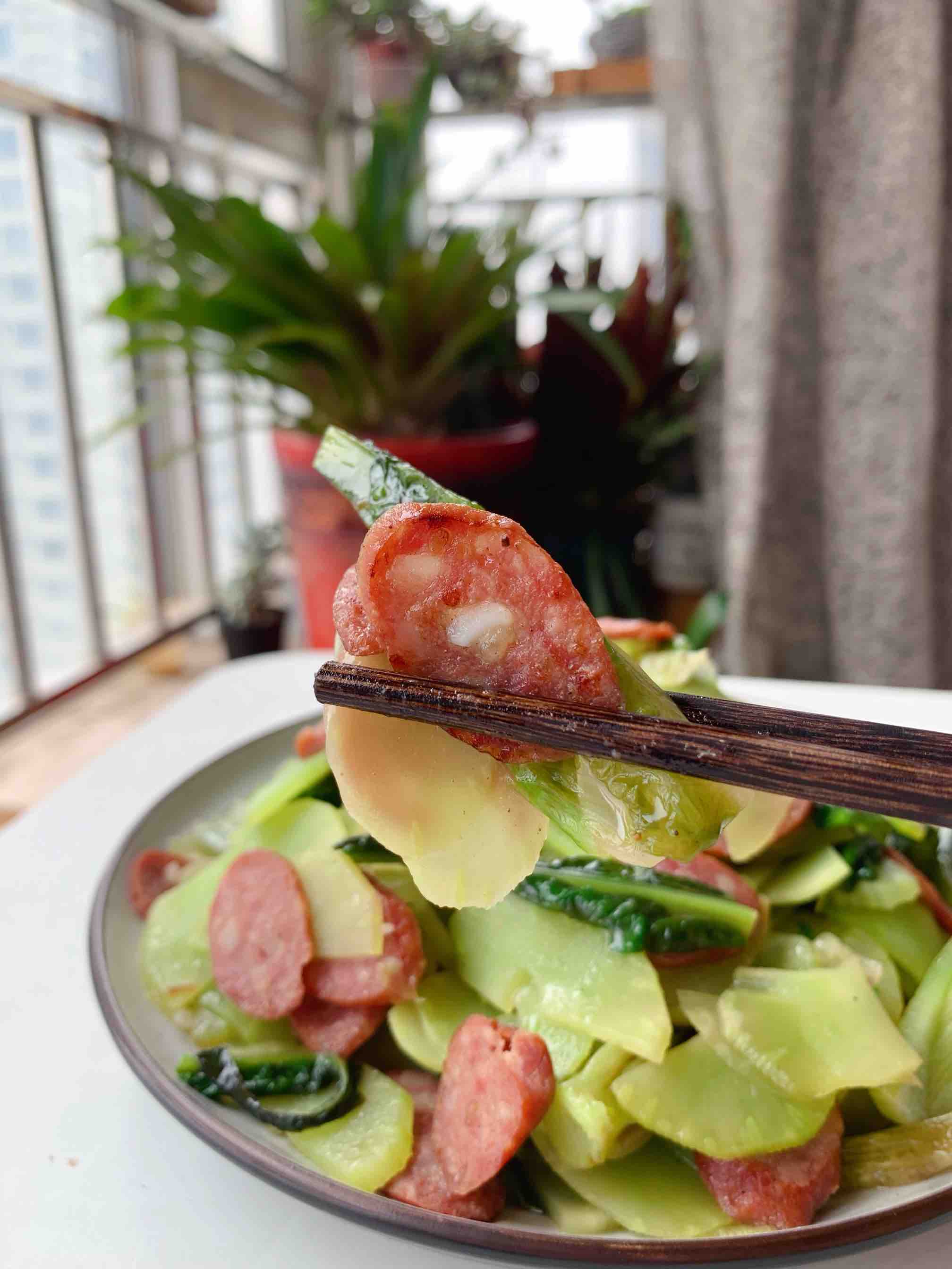 十分鐘就上桌的家常小菜。清脆爽口,萵苣炒香腸的做法-家常味炒菜譜-易網健康養生網 十分鐘就上桌的家常小菜。清脆爽口,萵苣炒香腸的做法-家常味炒菜譜