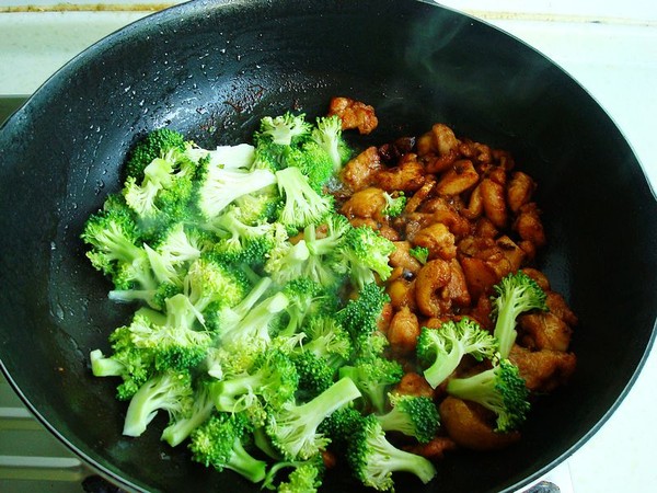 西蘭花炒雞的做法-咸鮮味炒菜譜-易網(wǎng)健康養(yǎng)生網(wǎng) 西蘭花炒雞的做法-咸鮮味炒菜譜