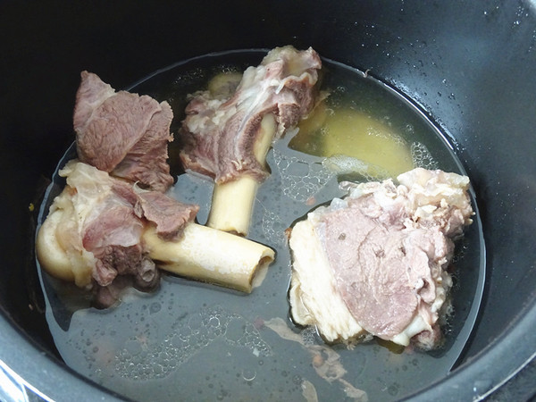 羊骨肉燉白菜的做法-咸鮮味燉菜譜-易網(wǎng)<a href=http://m.aoa7937.com/ target=_blank class=infotextkey>健康養(yǎng)生</a>網(wǎng) 羊骨肉燉白菜的做法-咸鮮味燉菜譜