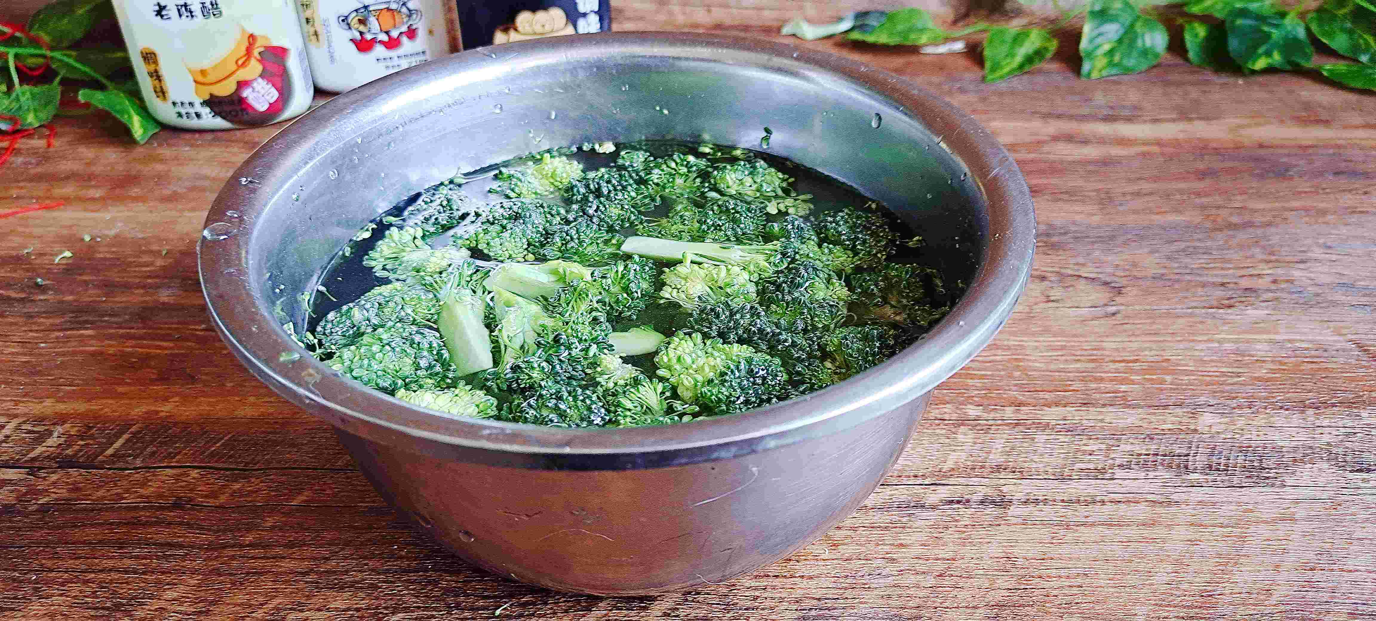 年夜餐桌一道爽口小拌菜…澆汁變蛋西藍(lán)花的做法-咸鮮味拌菜譜