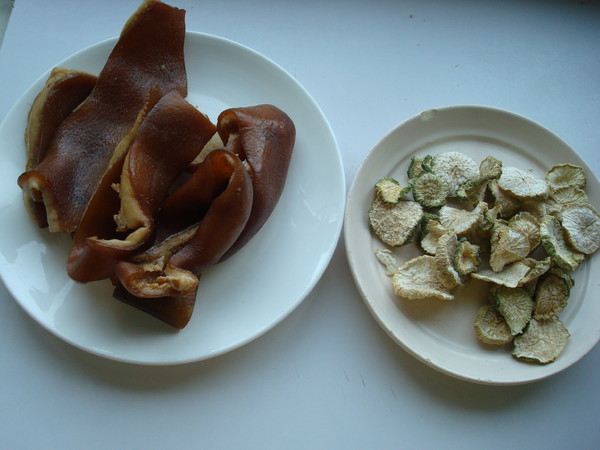 蘿卜干炒肉皮的做法-家常味炒菜譜-易網<a href=http://m.aoa7937.com/ target=_blank class=infotextkey>健康養生</a>網 蘿卜干炒肉皮的做法-家常味炒菜譜