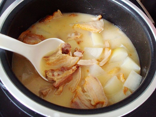 電飯煲蘿卜燉臘肉的做法-家常味燉菜譜