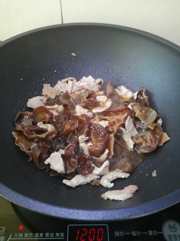 簡簡單單也不失美味~~木耳炒肉絲的做法-家常味炒菜譜