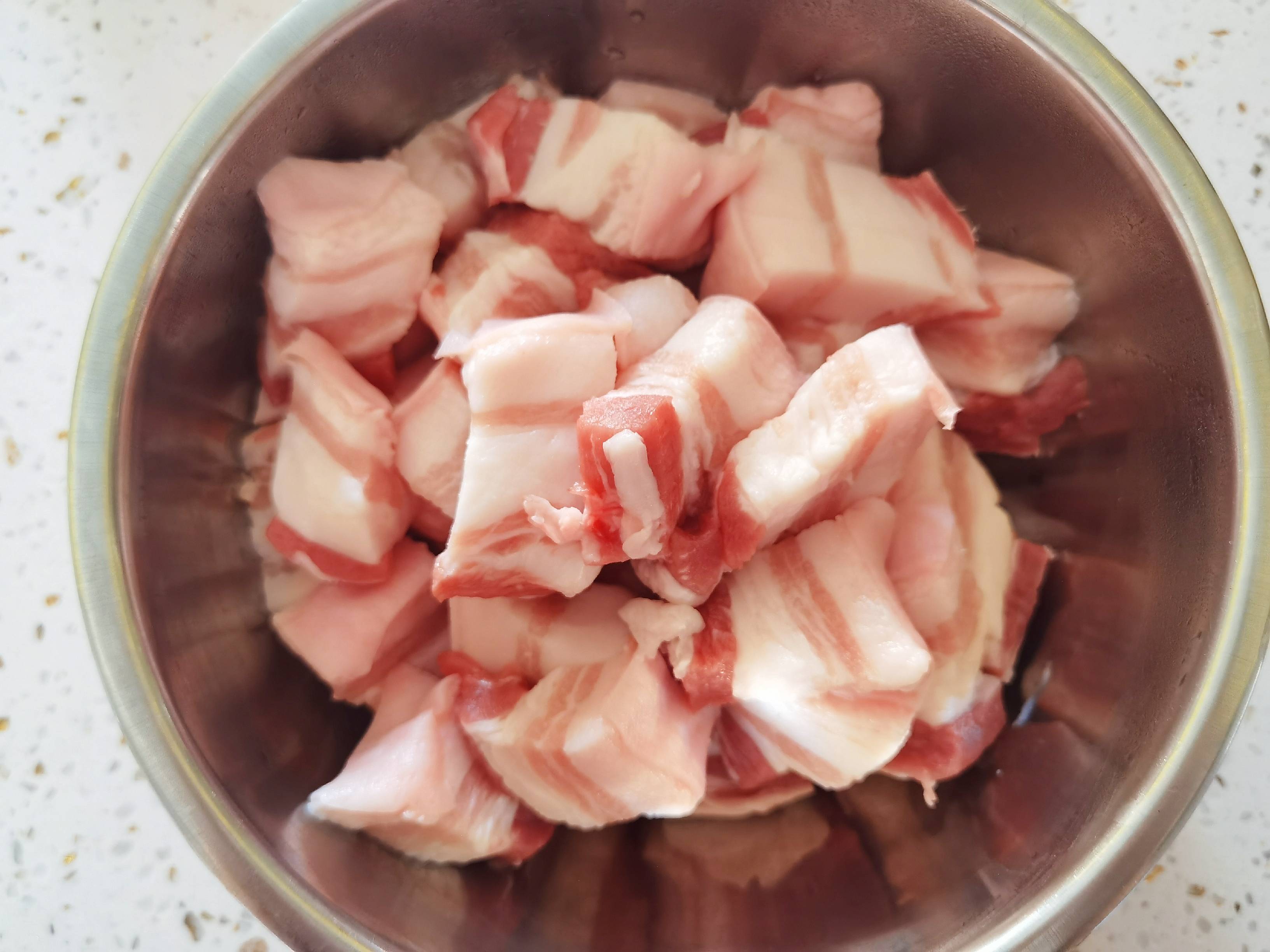 年夜飯“硬菜”-不加1滴水的紅燒肉,入口咂舌仰嘆天的做法-家常味燉菜譜-易網<a href=http://m.aoa7937.com/ target=_blank class=infotextkey>健康養生</a>網 年夜飯“硬菜”-不加1滴水的紅燒肉,入口咂舌仰嘆天的做法-家常味燉菜譜