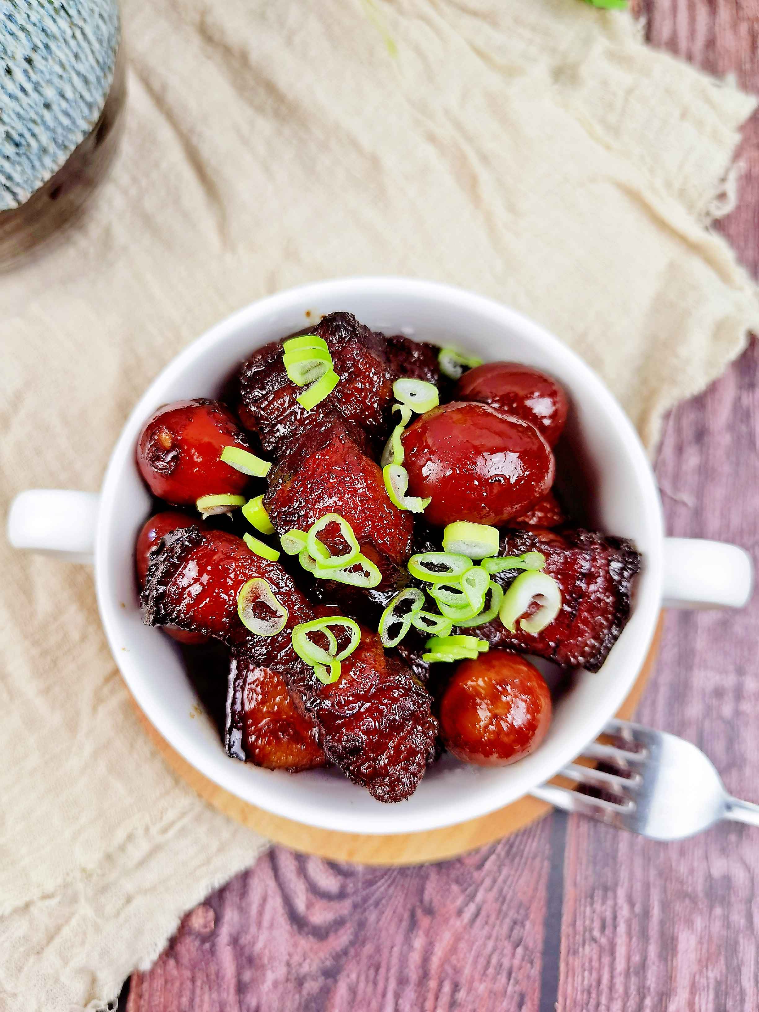 年夜飯“硬菜”-不加1滴水的紅燒肉,入口咂舌仰嘆天的做法-家常味燉菜譜-易網健康養生網 年夜飯“硬菜”-不加1滴水的紅燒肉,入口咂舌仰嘆天的做法-家常味燉菜譜