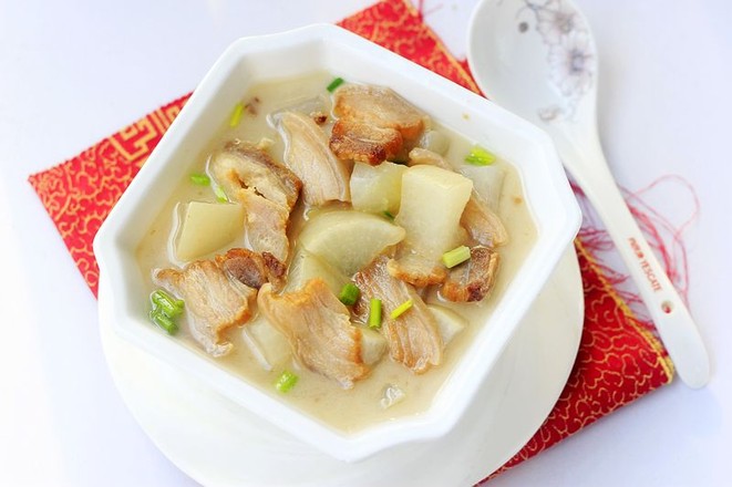 電飯煲蘿卜燉臘肉的做法-家常味燉菜譜