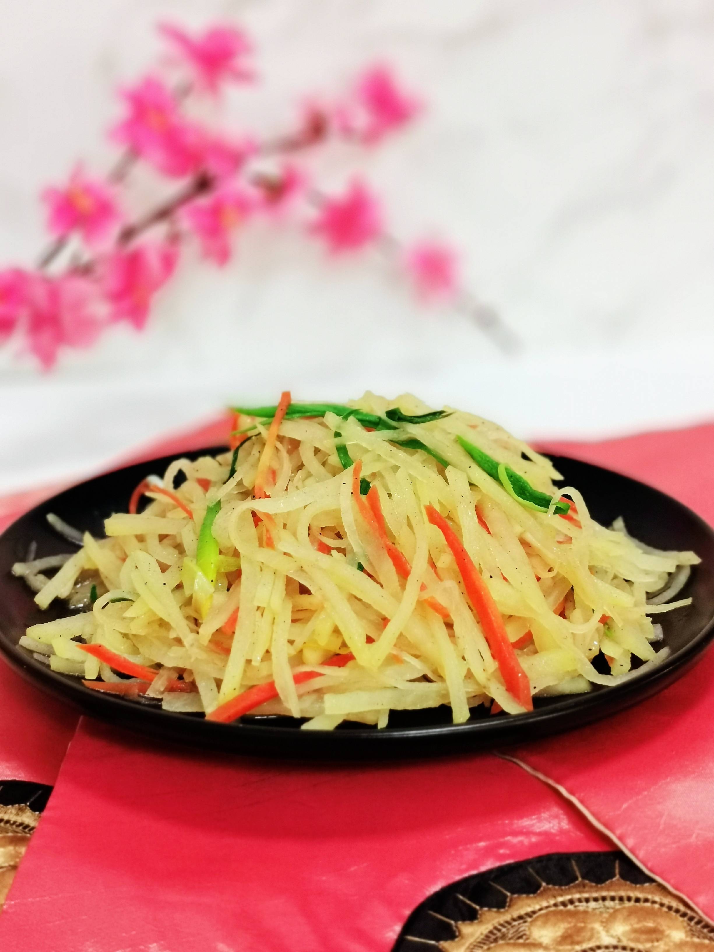 誰說炒土豆絲一定要放醋,我們今天炒個五香土豆絲的做法-五香味炒菜譜-易網健康養生網 誰說炒土豆絲一定要放醋,我們今天炒個五香土豆絲的做法-五香味炒菜譜