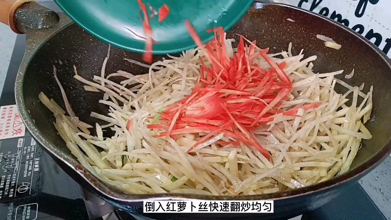 誰說炒土豆絲一定要放醋，我們今天炒個五香土豆絲的做法-五香味炒菜譜