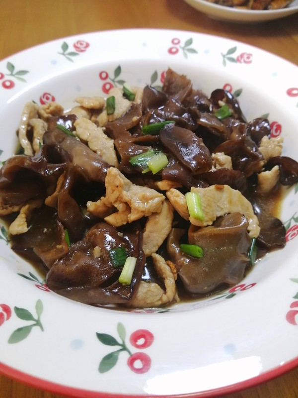 簡簡單單也不失美味~~木耳炒肉絲的做法-家常味炒菜譜