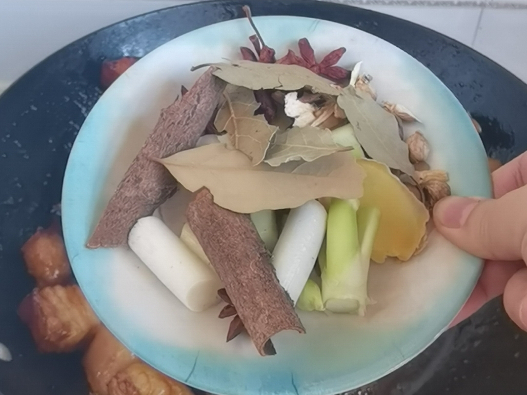 年夜飯“硬菜”-不加1滴水的紅燒肉,入口咂舌仰嘆天的做法-家常味燉菜譜-易網健康養生網 年夜飯“硬菜”-不加1滴水的紅燒肉,入口咂舌仰嘆天的做法-家常味燉菜譜