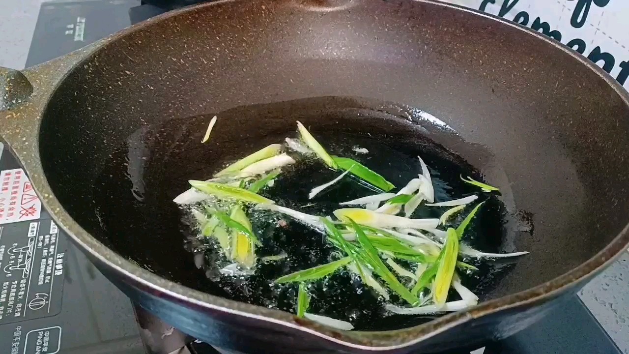 誰說炒土豆絲一定要放醋，我們今天炒個五香土豆絲的做法-五香味炒菜譜