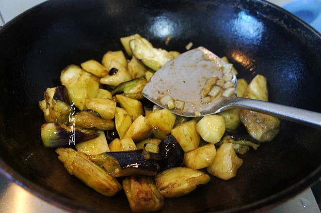 土豆燉茄子的做法-醬香味燉菜譜-易網健康養生網 土豆燉茄子的做法-醬香味燉菜譜
