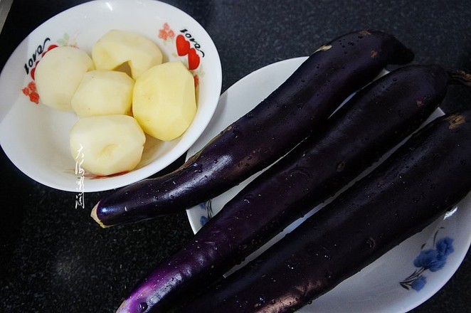 土豆燉茄子的做法-醬香味燉菜譜-易網<a href=http://m.aoa7937.com/ target=_blank class=infotextkey>健康養生</a>網 土豆燉茄子的做法-醬香味燉菜譜