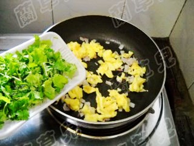 芫荽炒雞蛋的做法-家常味炒菜譜
