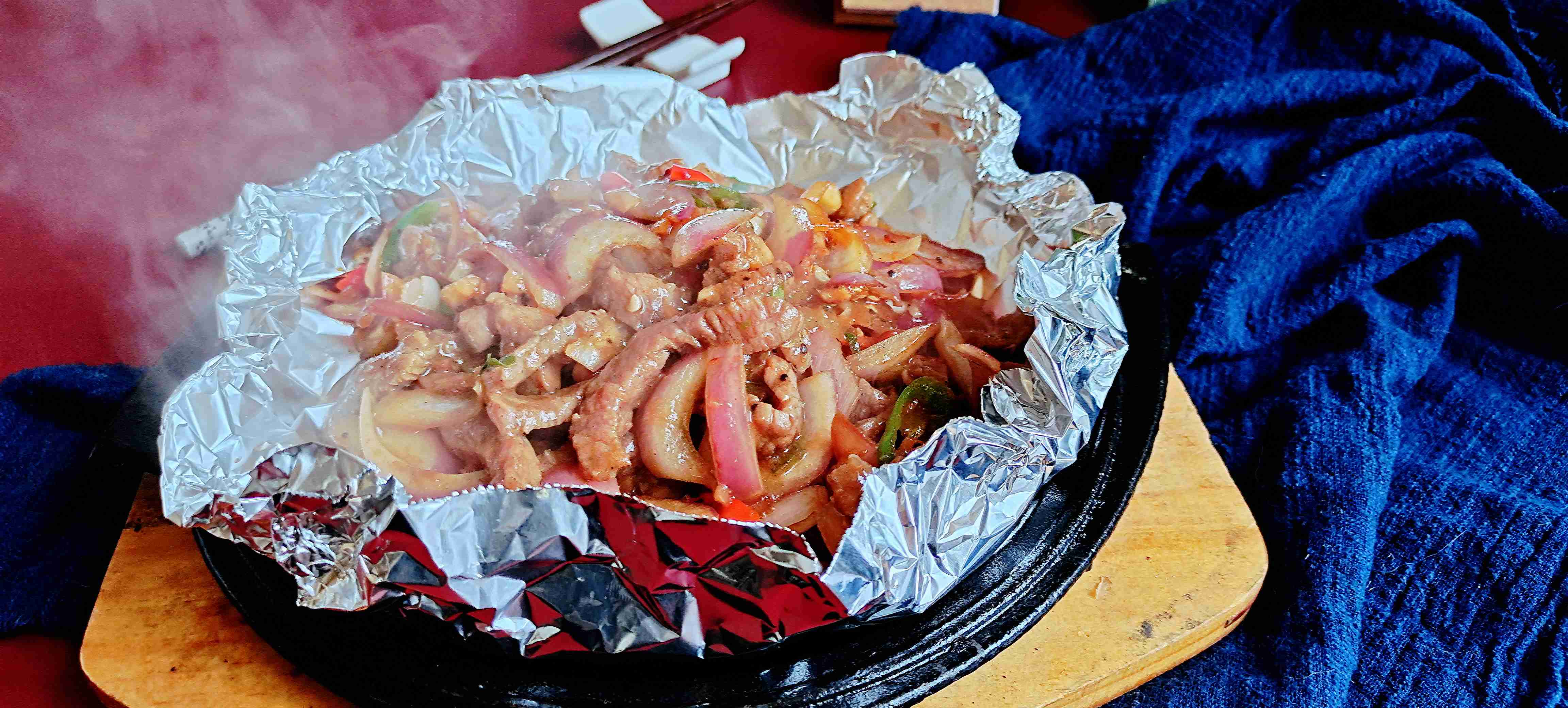 年菜餐桌一道硬菜,老少皆愛…鐵板黑椒牛柳的做法-黑椒味炒菜譜-易網(wǎng)健康養(yǎng)生網(wǎng) 年菜餐桌一道硬菜,老少皆愛…鐵板黑椒牛柳的做法-黑椒味炒菜譜