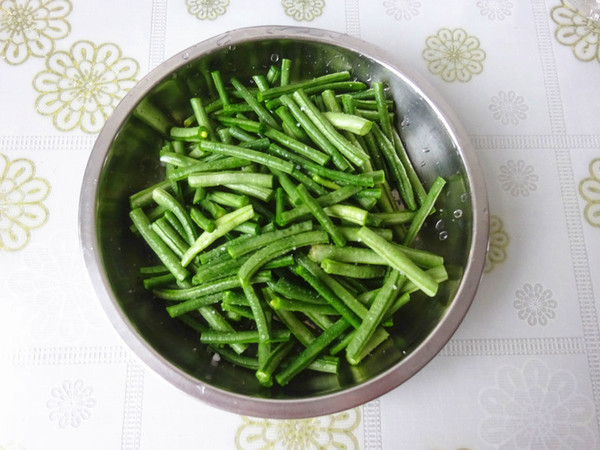 玉米粉蒸豇豆的做法-蒜香味蒸菜譜-易網(wǎng)<a href=http://m.aoa7937.com/ target=_blank class=infotextkey>健康養(yǎng)生</a>網(wǎng) 玉米粉蒸豇豆的做法-蒜香味蒸菜譜