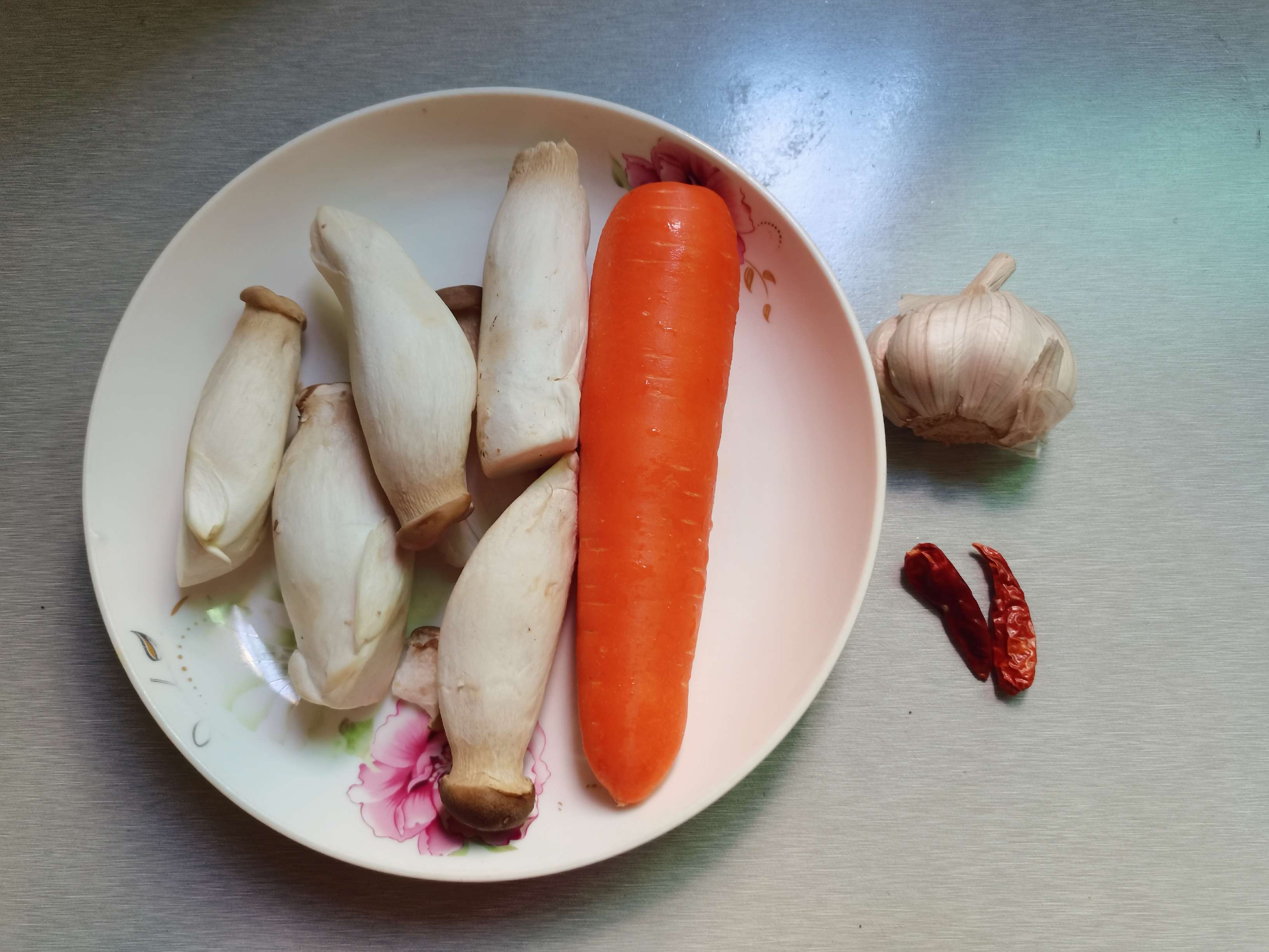 胡蘿卜炒杏鮑菇的做法-家常味炒菜譜