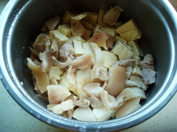 肉皮燒豆腐的做法-家常味燒菜譜