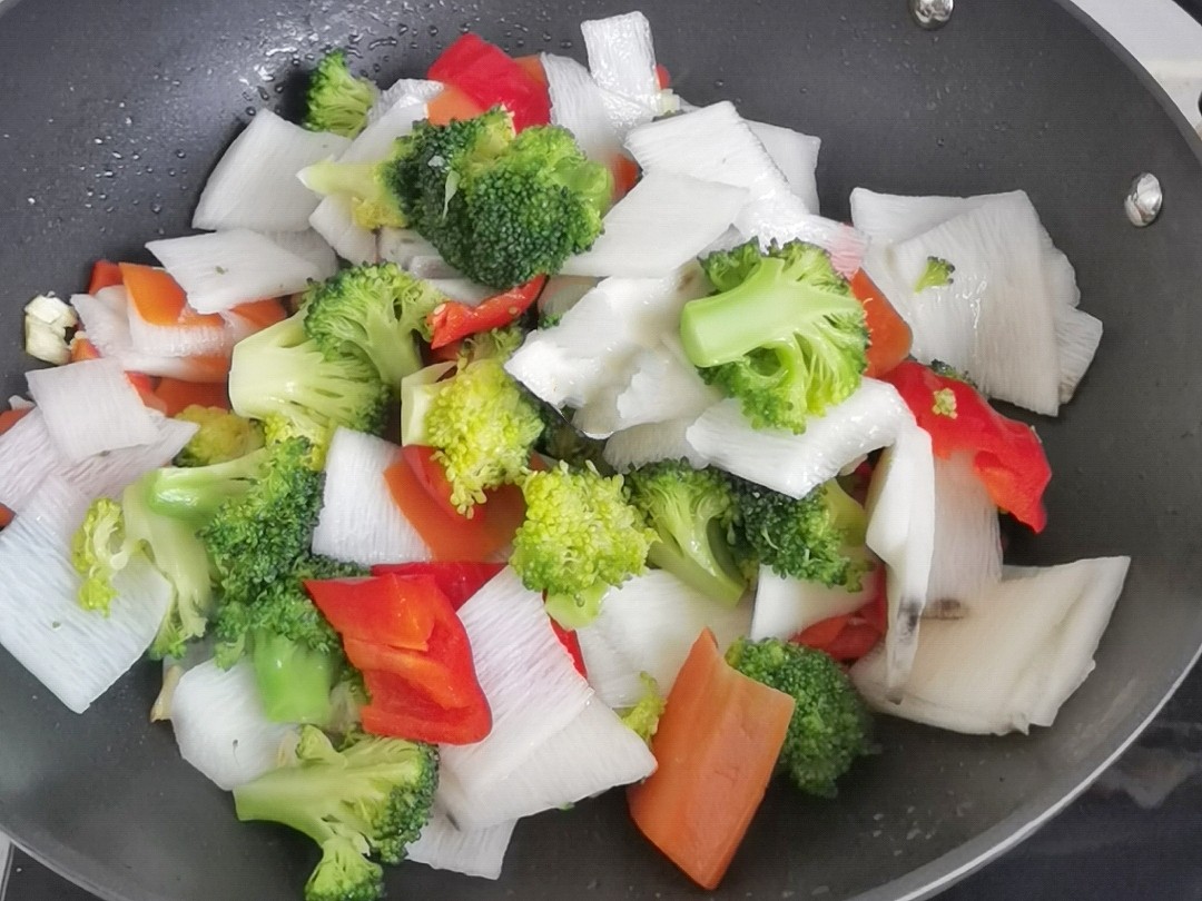 年夜飯素菜也出彩-素炒三色，生活多姿又多彩的做法-咸鮮味炒菜譜