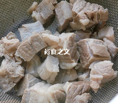 牛腩這樣燉，才是真正的清湯牛腩哦～的做法-咸鮮味燉菜譜
