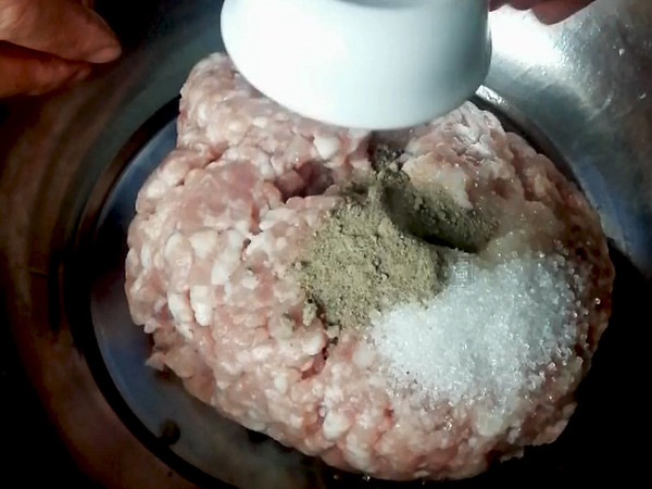 自制兩種火鍋肉丸，真材實(shí)料看得見！的做法-咸鮮味煮菜譜