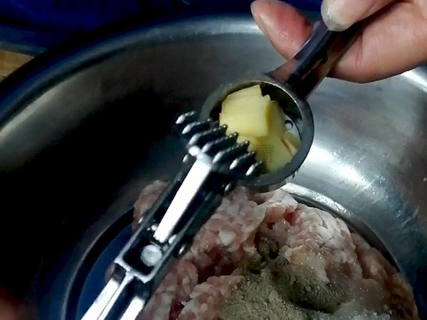 自制兩種火鍋肉丸，真材實(shí)料看得見！的做法-咸鮮味煮菜譜