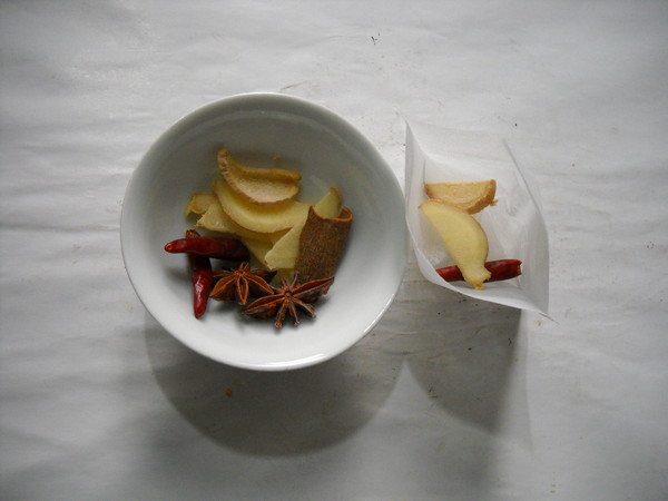Q彈養(yǎng)顏肉皮凍的做法-家常味煮菜譜-易網(wǎng)健康養(yǎng)生網(wǎng) Q彈養(yǎng)顏肉皮凍的做法-家常味煮菜譜