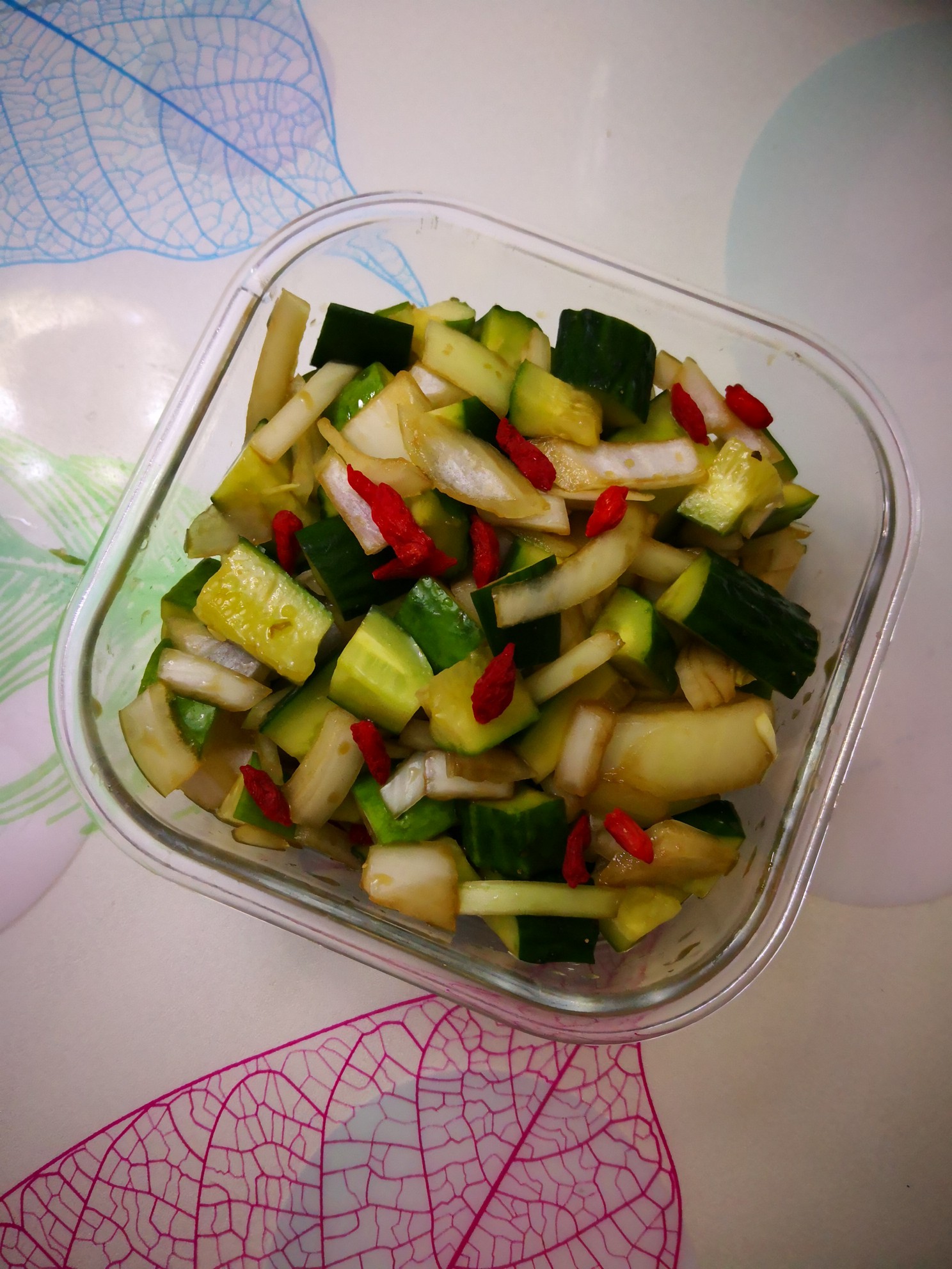 圓蔥拌黃瓜枸杞的做法-家常味拌菜譜-易網健康養生網 圓蔥拌黃瓜枸杞的做法-家常味拌菜譜