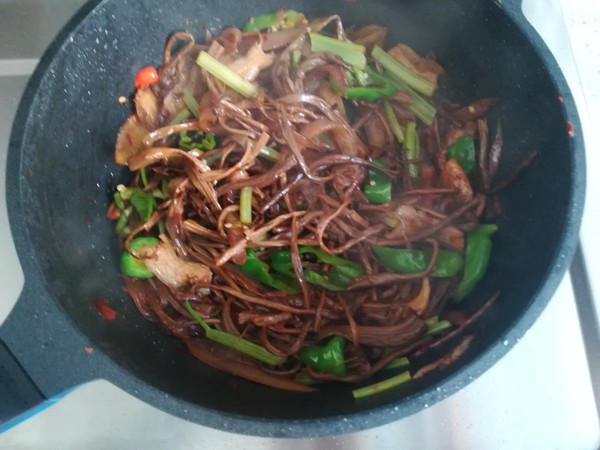 干鍋茶樹菇的做法-家常味炒菜譜
