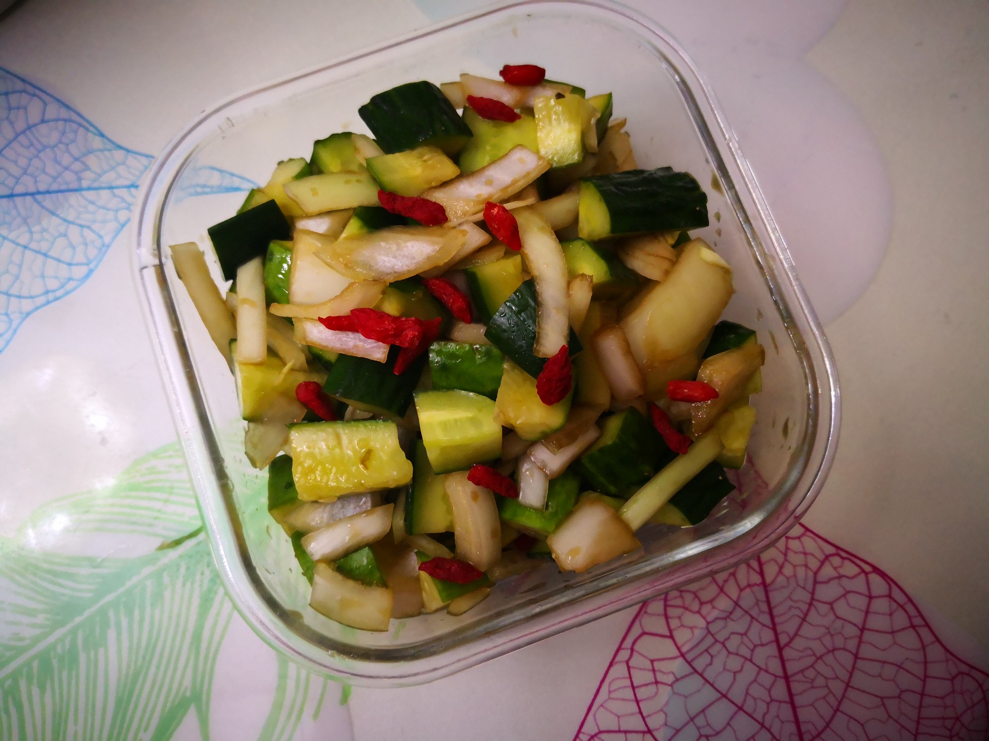 圓蔥拌黃瓜枸杞的做法-家常味拌菜譜-易網健康養生網 圓蔥拌黃瓜枸杞的做法-家常味拌菜譜
