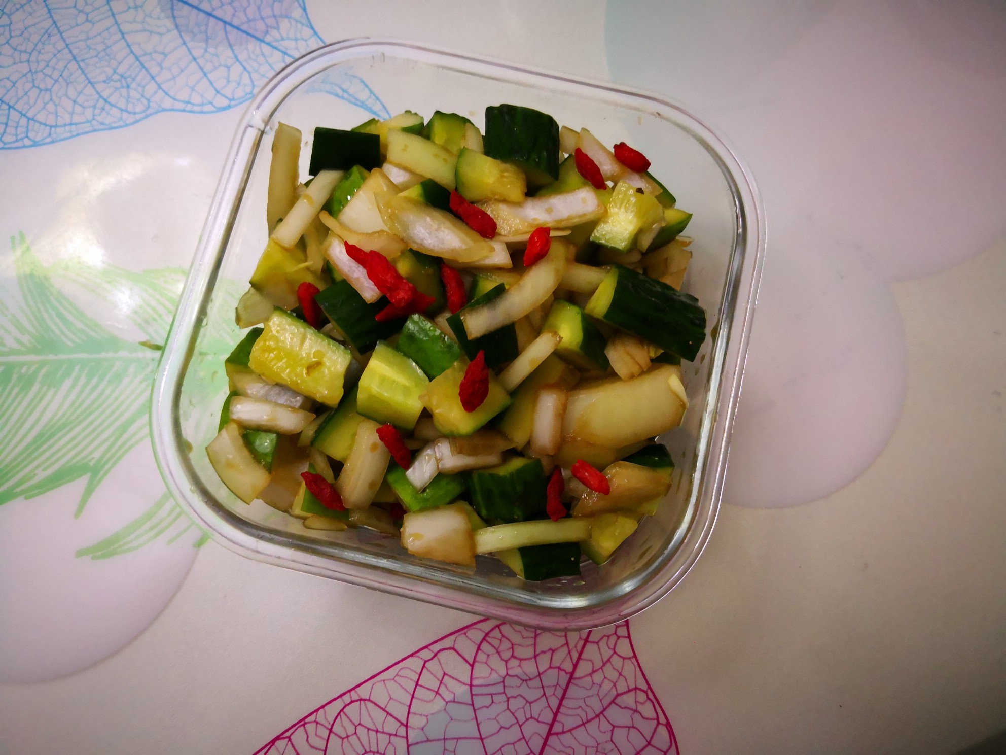 圓蔥拌黃瓜枸杞的做法-家常味拌菜譜-易網健康養生網 圓蔥拌黃瓜枸杞的做法-家常味拌菜譜