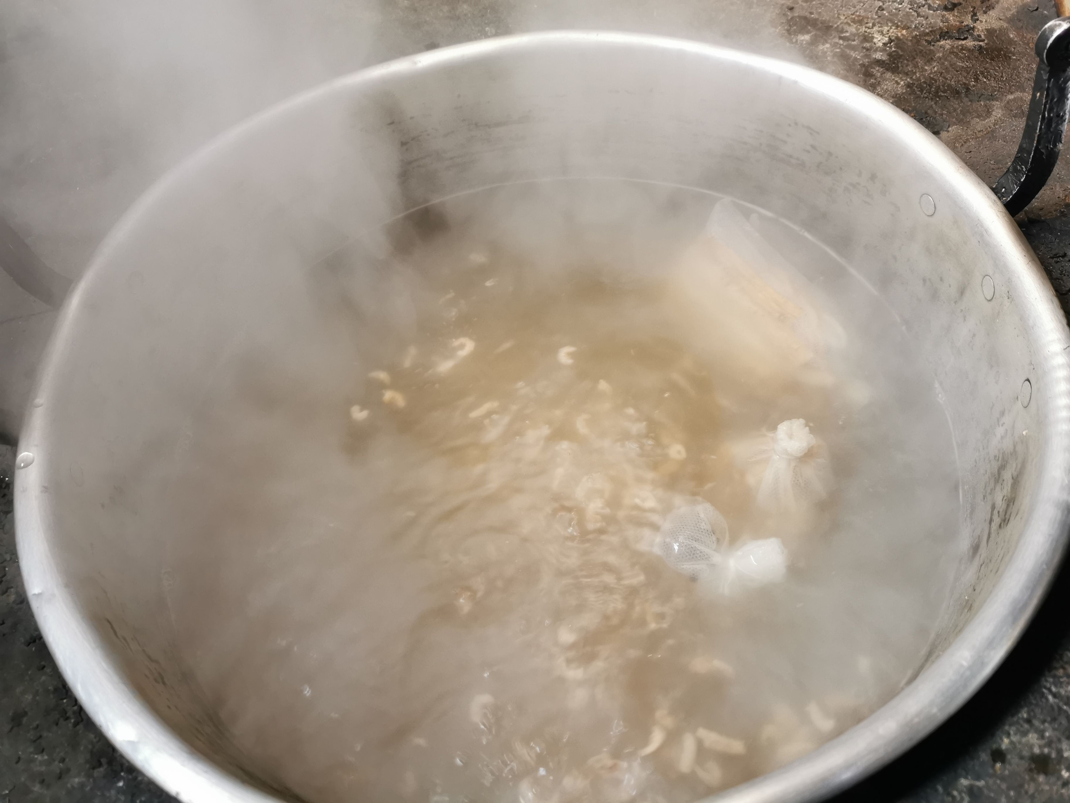 豬肚雞煲(鳳投胎版)的做法-咸鮮味煲菜譜-易網<a href=http://m.aoa7937.com/ target=_blank class=infotextkey>健康養生</a>網 豬肚雞煲(鳳投胎版)的做法-咸鮮味煲菜譜
