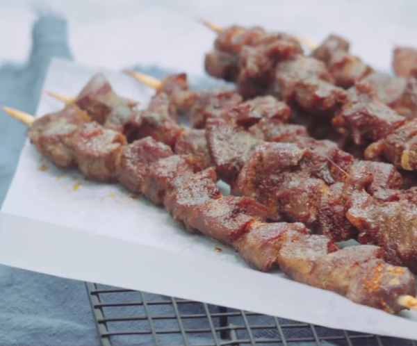 烤羊肉串的做法-其它口味烤菜譜-易網健康養生網 烤羊肉串的做法-其它口味烤菜譜