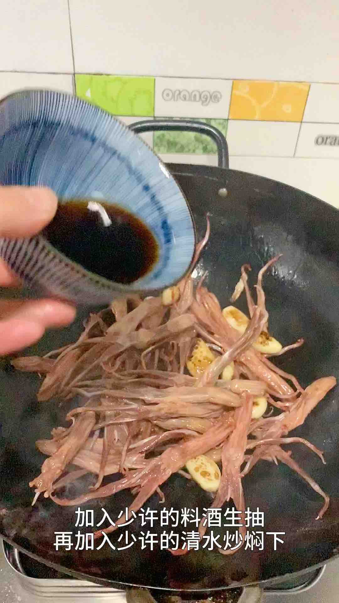 按孩子的要求，來(lái)個(gè)全新的鴨舌小吃的做法-家常味燒菜譜