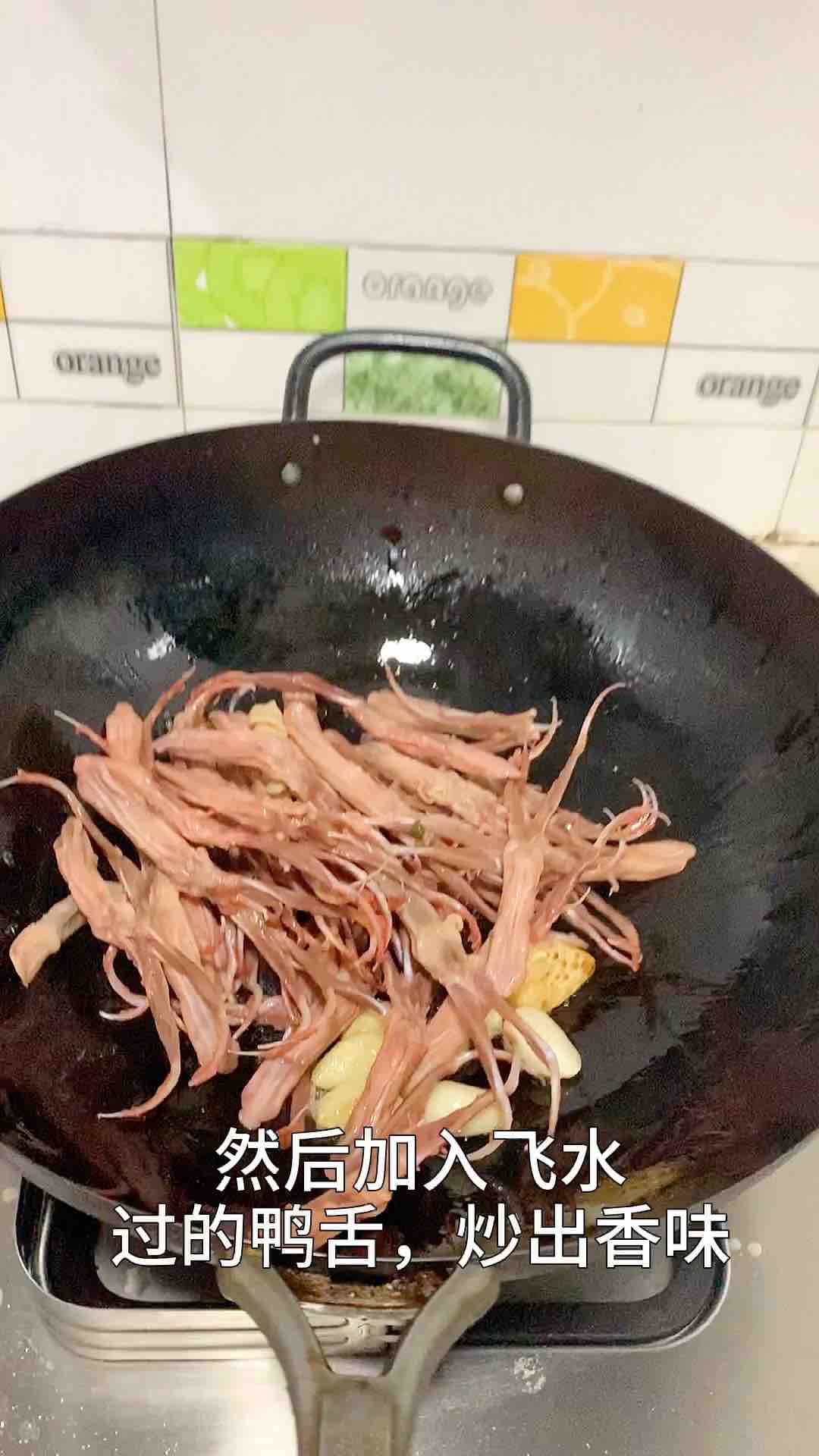 按孩子的要求，來(lái)個(gè)全新的鴨舌小吃的做法-家常味燒菜譜