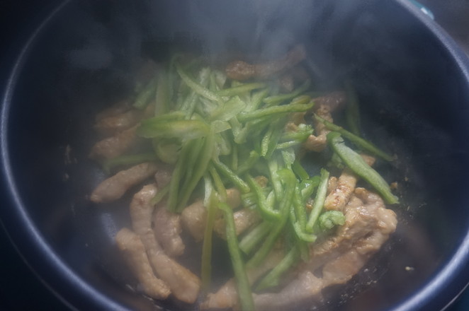 肉質酥嫩的秘訣在此，快手家常菜——酥嫩小炒肉的做法-咸鮮味炒菜譜