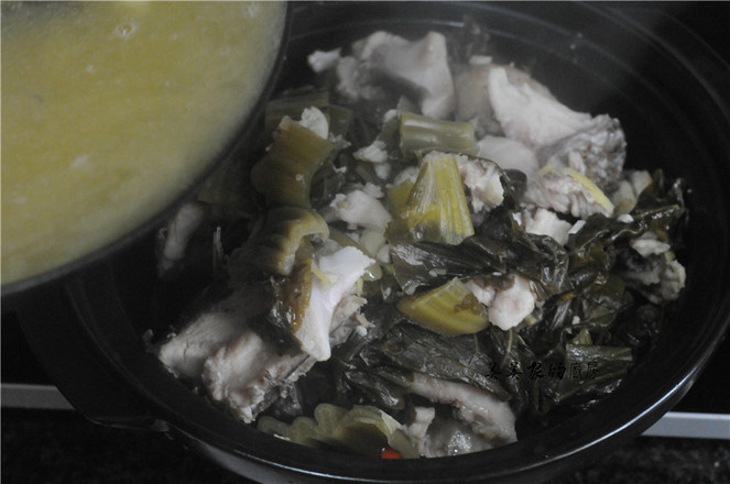 魚的做法這么多，我獨愛酸菜魚，湯鮮肉嫩，比水煮魚片更營養！的做法-酸辣味煮菜譜