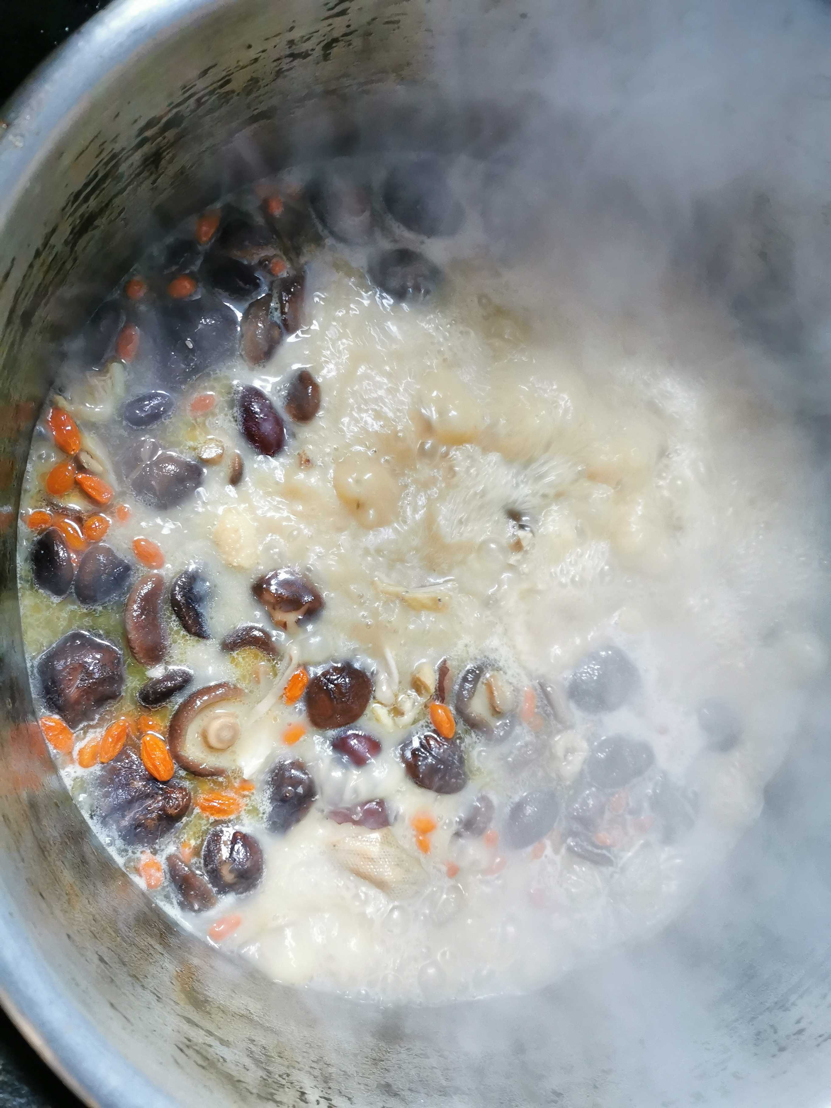 豬肚雞煲(鳳投胎版)的做法-咸鮮味煲菜譜-易網健康養生網 豬肚雞煲(鳳投胎版)的做法-咸鮮味煲菜譜