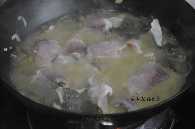 魚的做法這么多，我獨愛酸菜魚，湯鮮肉嫩，比水煮魚片更營養！的做法-酸辣味煮菜譜