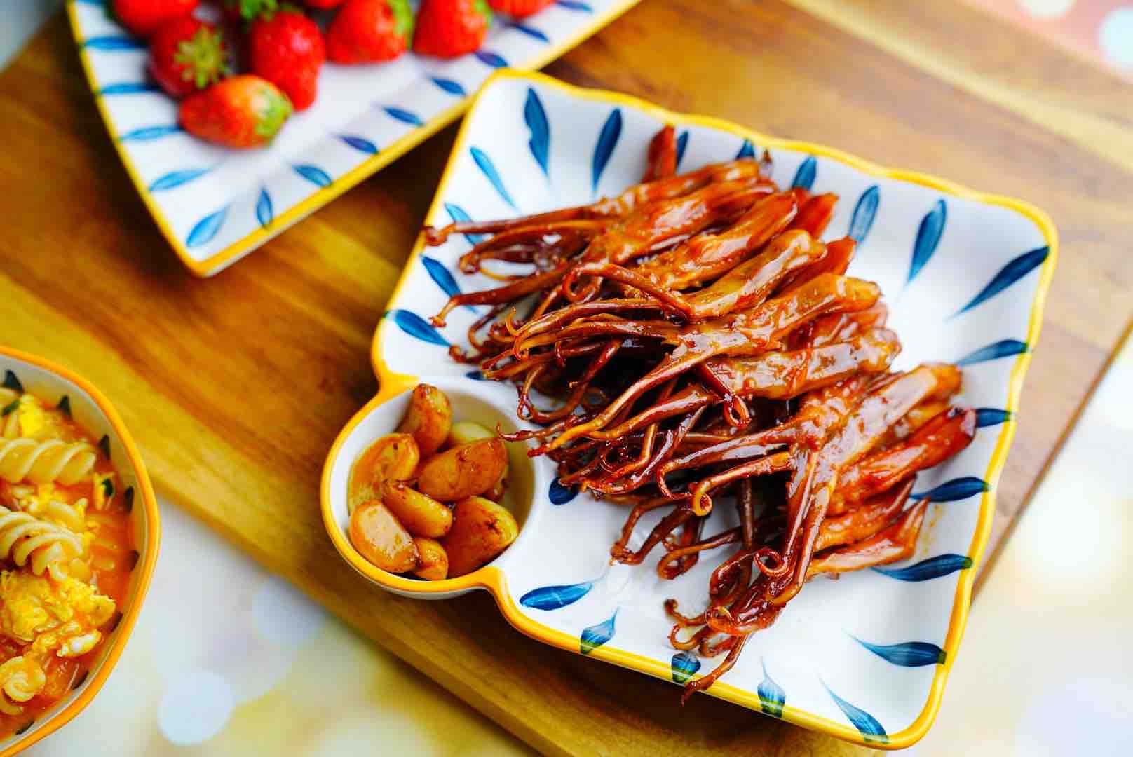 按孩子的要求，來(lái)個(gè)全新的鴨舌小吃的做法-家常味燒菜譜