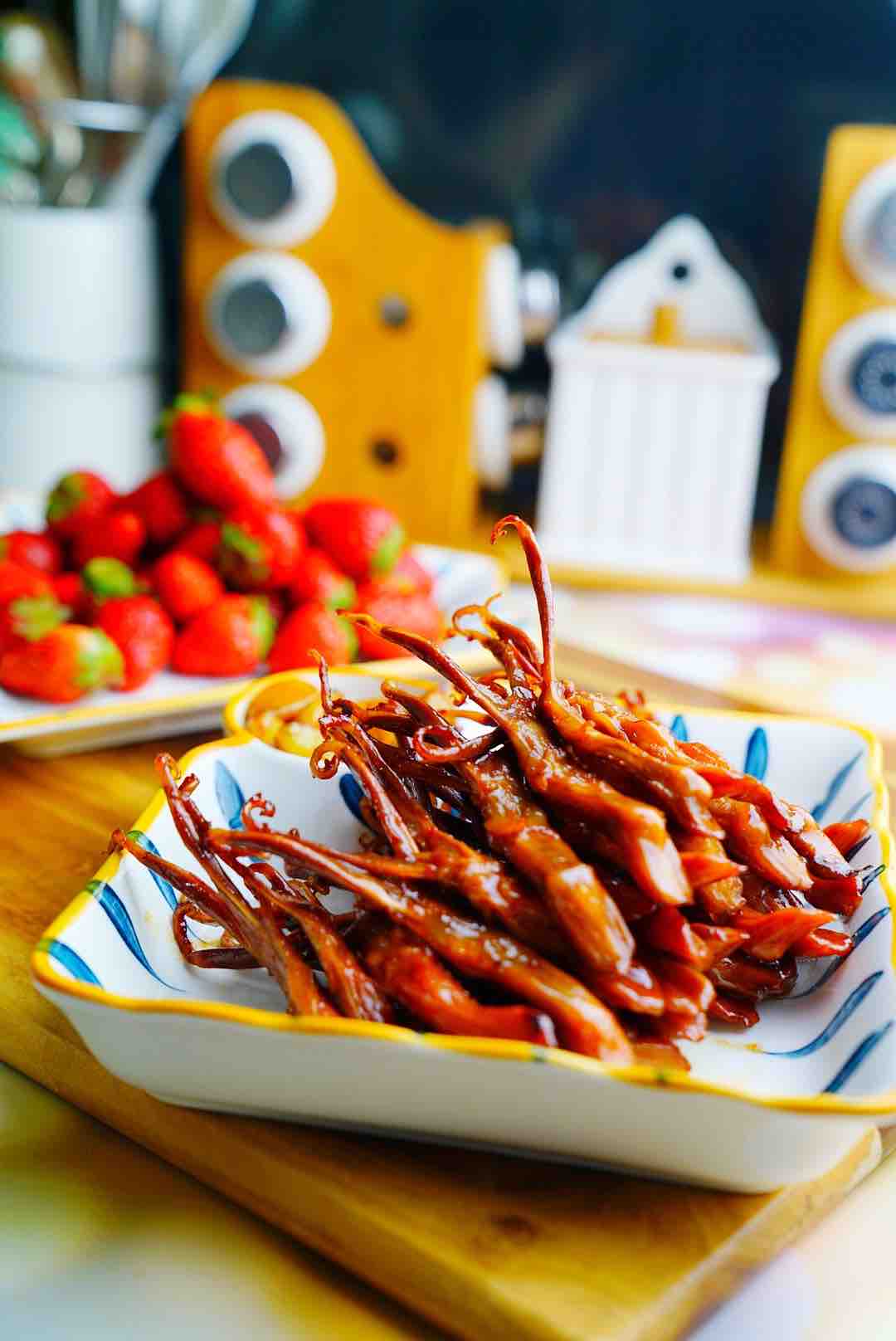 按孩子的要求，來(lái)個(gè)全新的鴨舌小吃的做法-家常味燒菜譜