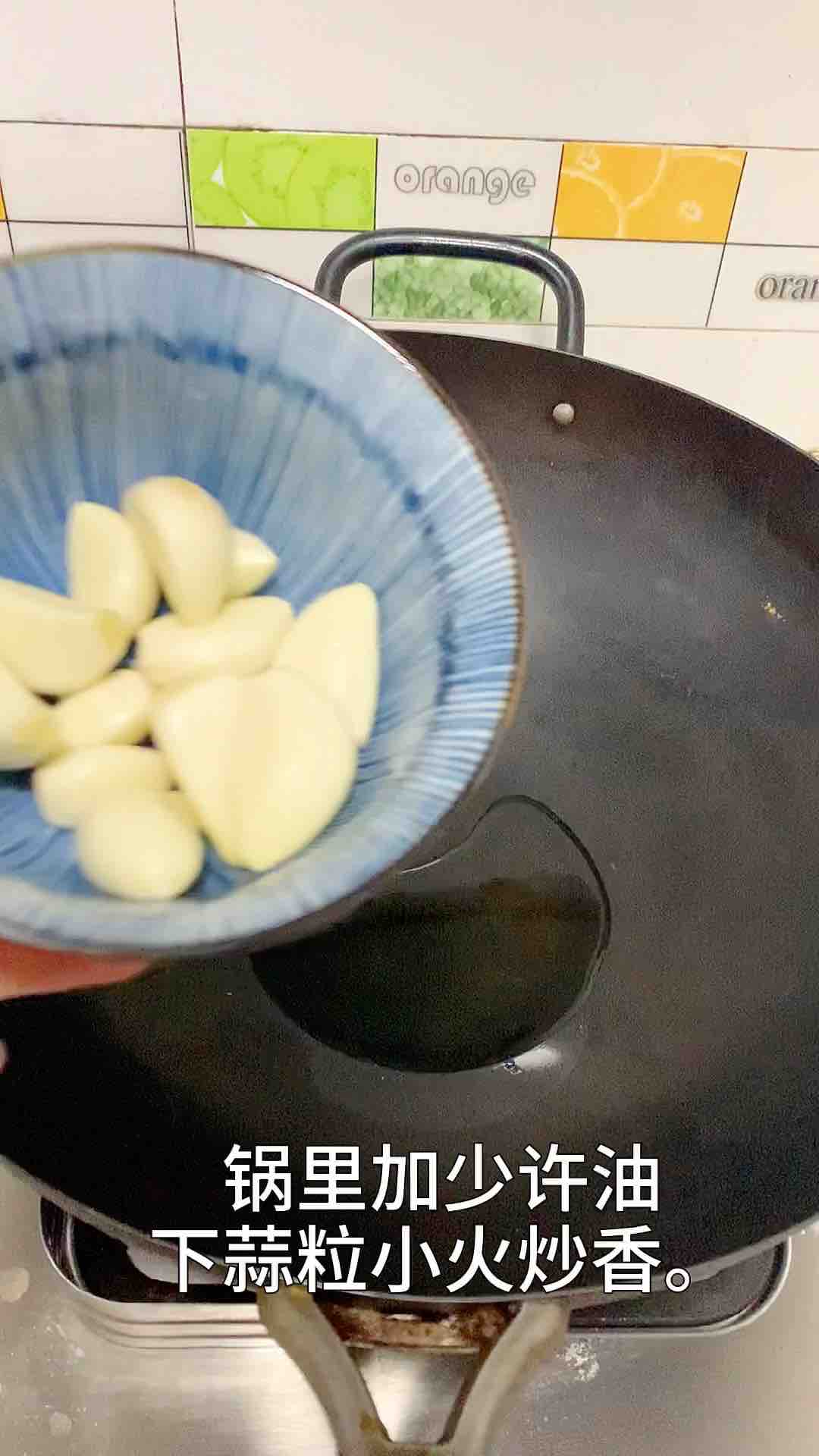 按孩子的要求，來(lái)個(gè)全新的鴨舌小吃的做法-家常味燒菜譜