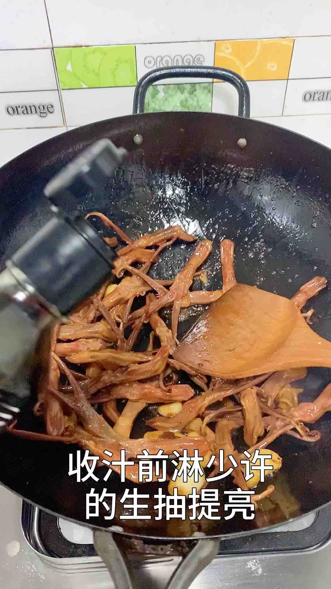 按孩子的要求，來(lái)個(gè)全新的鴨舌小吃的做法-家常味燒菜譜