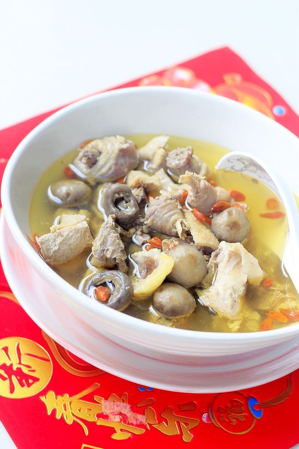 口菇燉土雞的做法-家常味燉菜譜-易網(wǎng)健康養(yǎng)生網(wǎng) 口菇燉土雞的做法-家常味燉菜譜