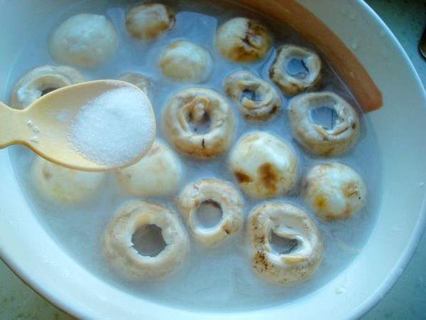 口菇燉土雞的做法-家常味燉菜譜-易網(wǎng)健康養(yǎng)生網(wǎng) 口菇燉土雞的做法-家常味燉菜譜
